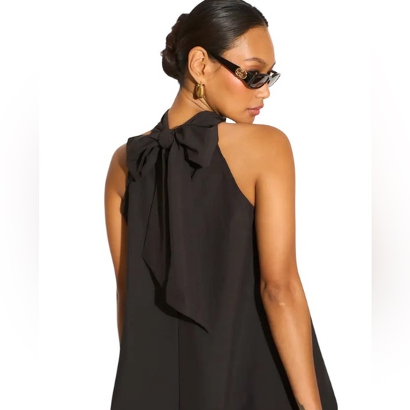 Likely high neck halter tie bow back size 4 dress in excellent condition - Picture 2 of 6